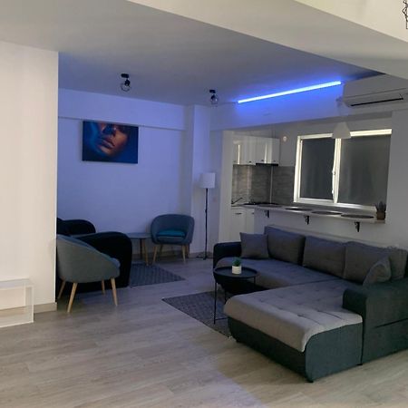 Black&White Suites Крайова Экстерьер фото