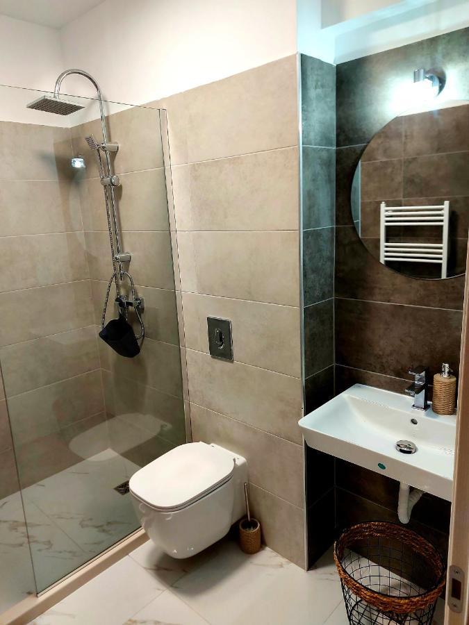 Black&White Suites Крайова Экстерьер фото