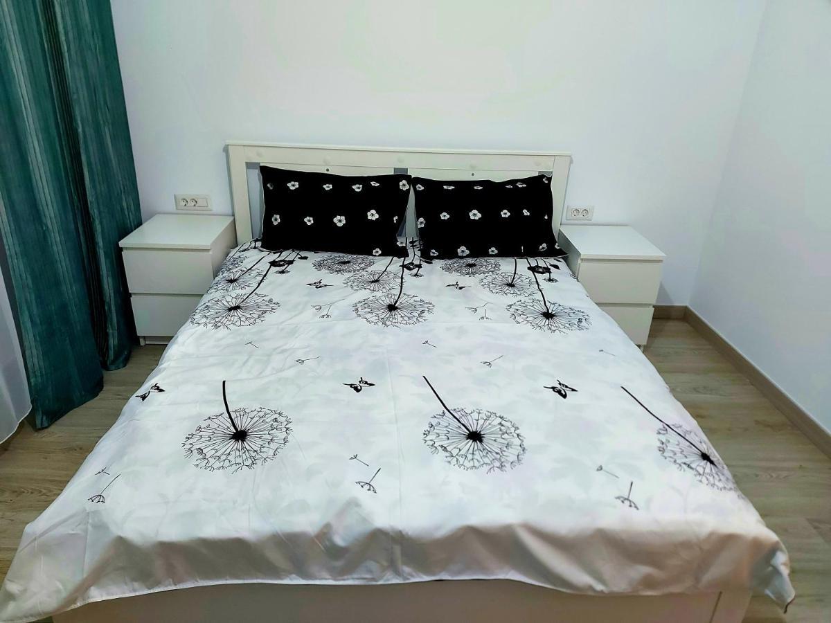 Black&White Suites Крайова Экстерьер фото